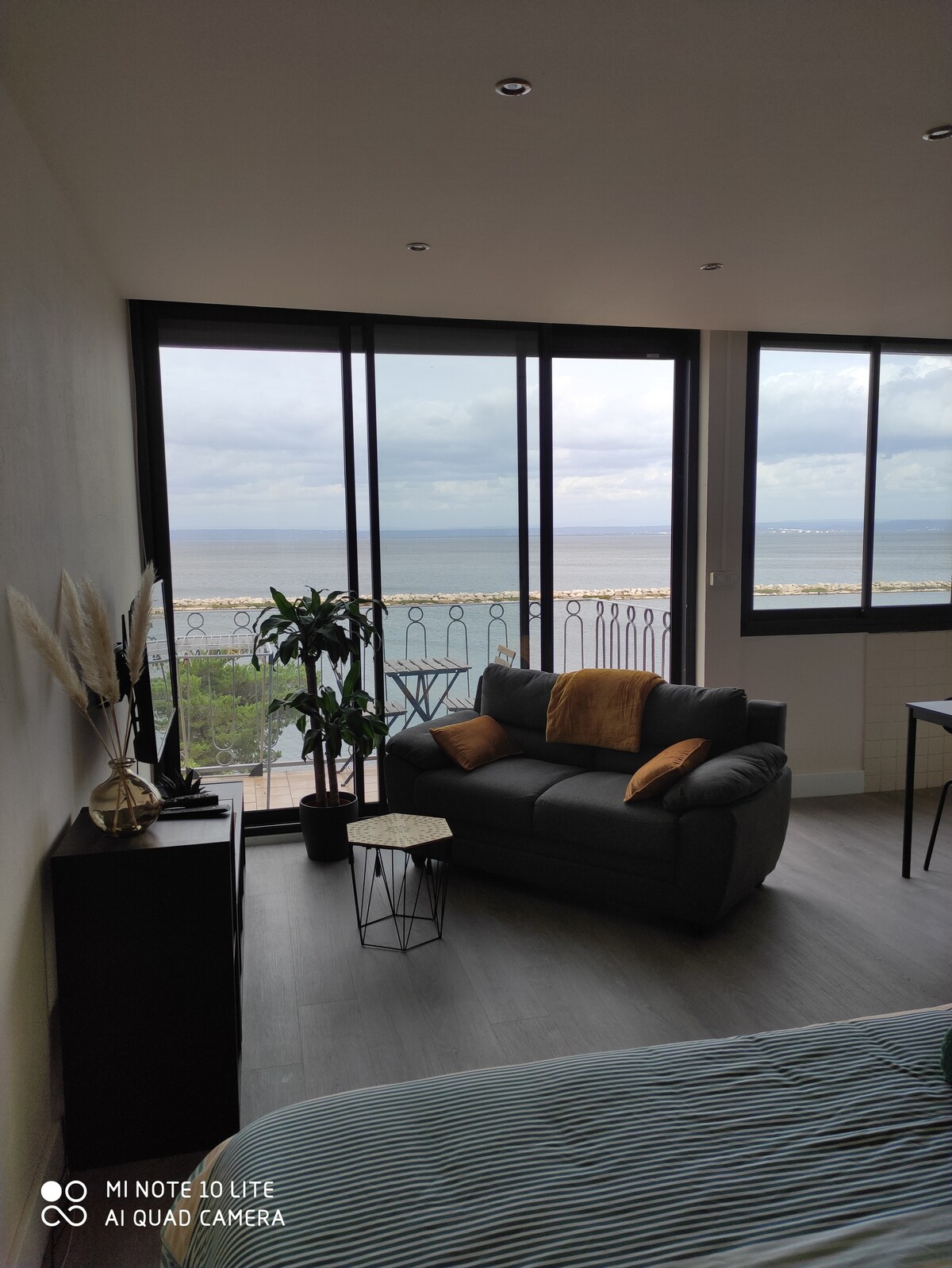 Popular Airbnb listing: Martigues, air-conditioned studio with balcony in Martigues