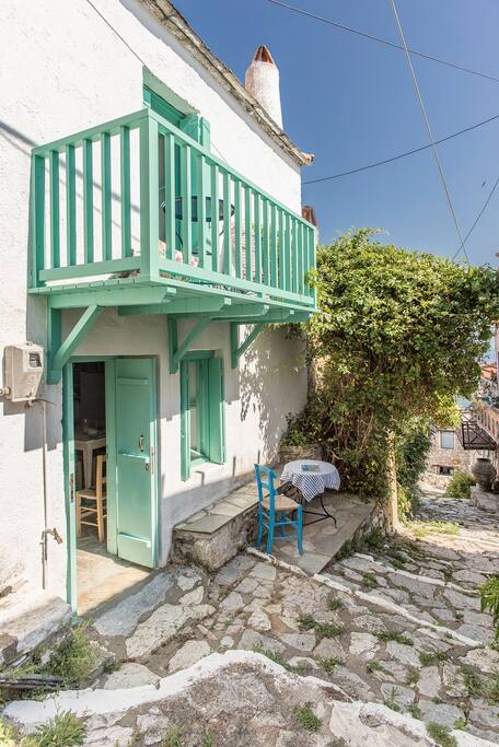 Das Haus mit dem kleinen Sitzplatz und der Dorfgasse.