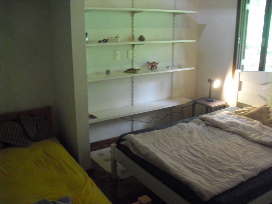 Room
Chão de madeira (wood floor)