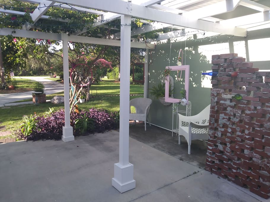 photo frames under arbor for guests