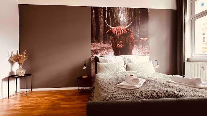 חדר שינה עם מיטת קווין סייז 