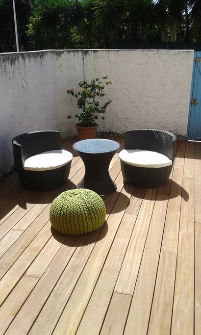 terrasse en bois et ensoleillée