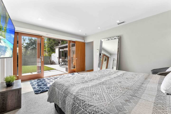 Toluca Lake Getaway Home gallery image 5