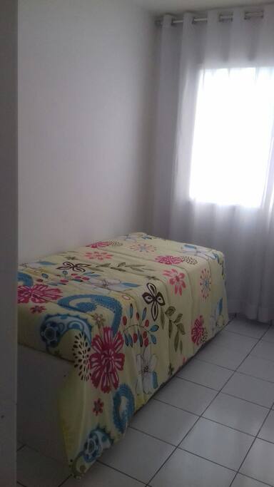 Quarto com duas camas de solteiro
