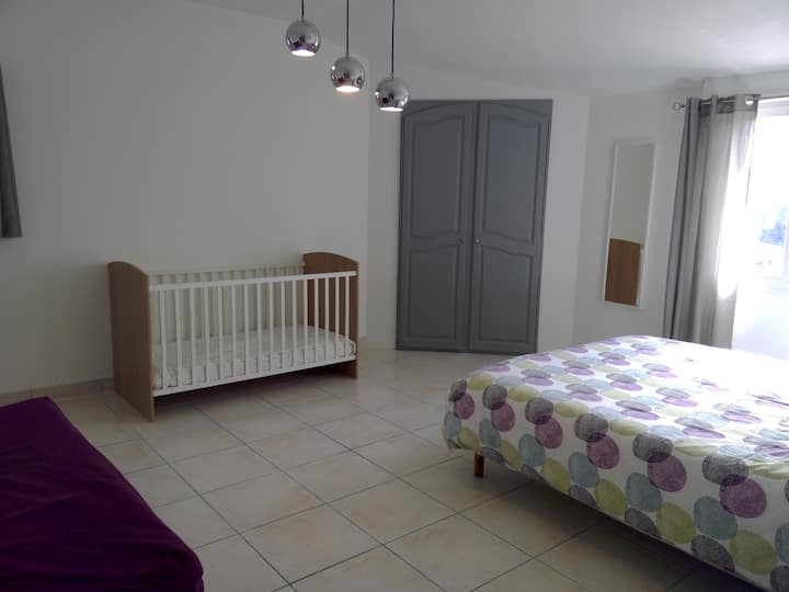 楼上的大型主卧套房 