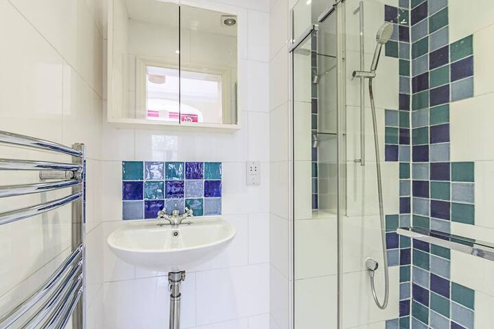 Lovely 2 Bed Apartment Near Paradise Park gallery image 5