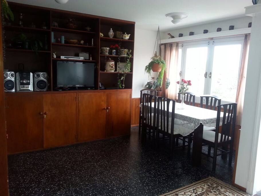 Comedor, tv cable con cortinas blackout
