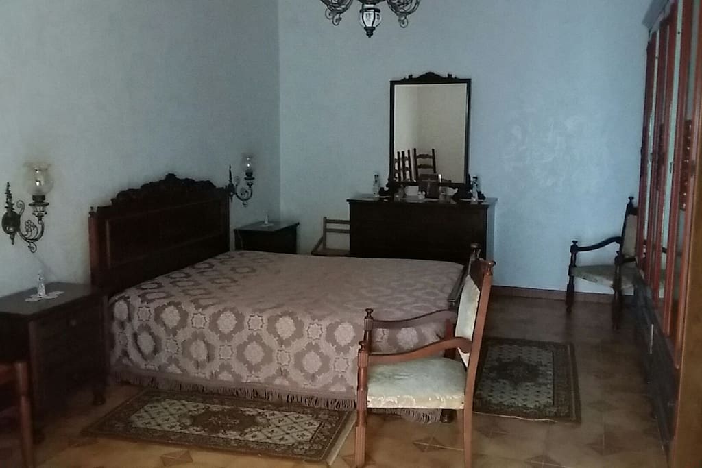 Camera da letto classico stile siciliano