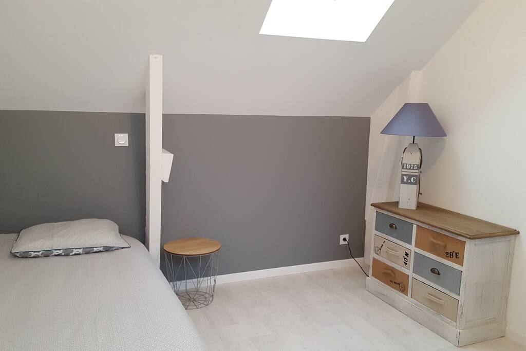 Chambre 2 : 1 lit 90*200 et 1 lit gigogne (soit 2 couchages 90*190)