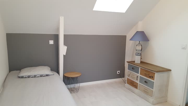 Dhoma e gjumit nr. 2: 1 krevat 90 × 200 cm dhe 1 krevat me hapje (d.m.th. 2 hapësira gjumi 90 × 190 cm)
