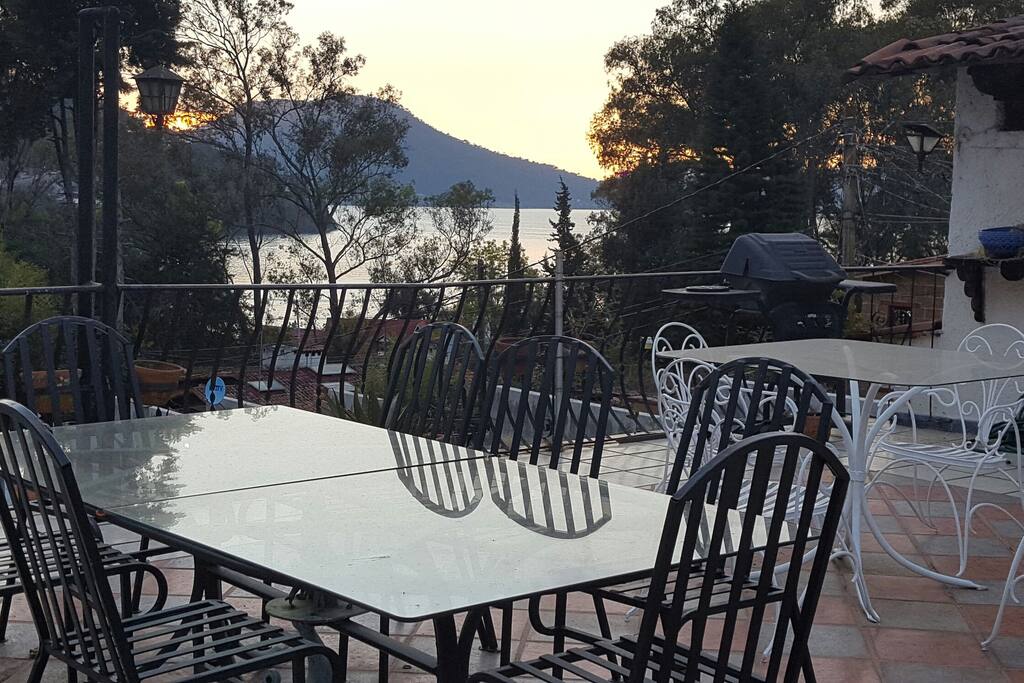 Comedor exterior para tomar el café y ver el atardecer