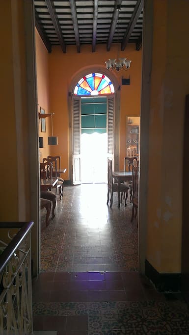 Vista del balcón y pequeño restaurante al entrar al primer piso