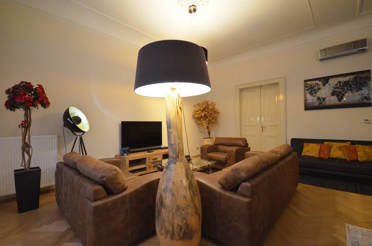 Grand Luxury – Collection Kozi – Old Town Square gallery image 2