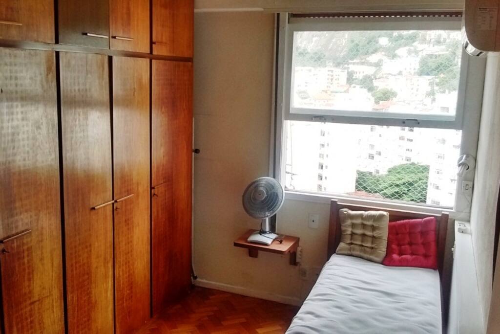 Quarto com ar condicionado e ventilador de teto