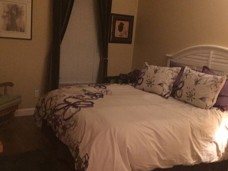 Guest room with queen size bed.