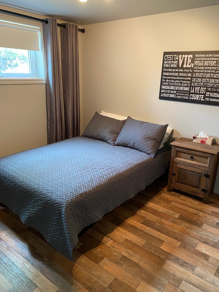 غرفة نوم 3 بسرير مزدوج تقع في الطابق السفلي