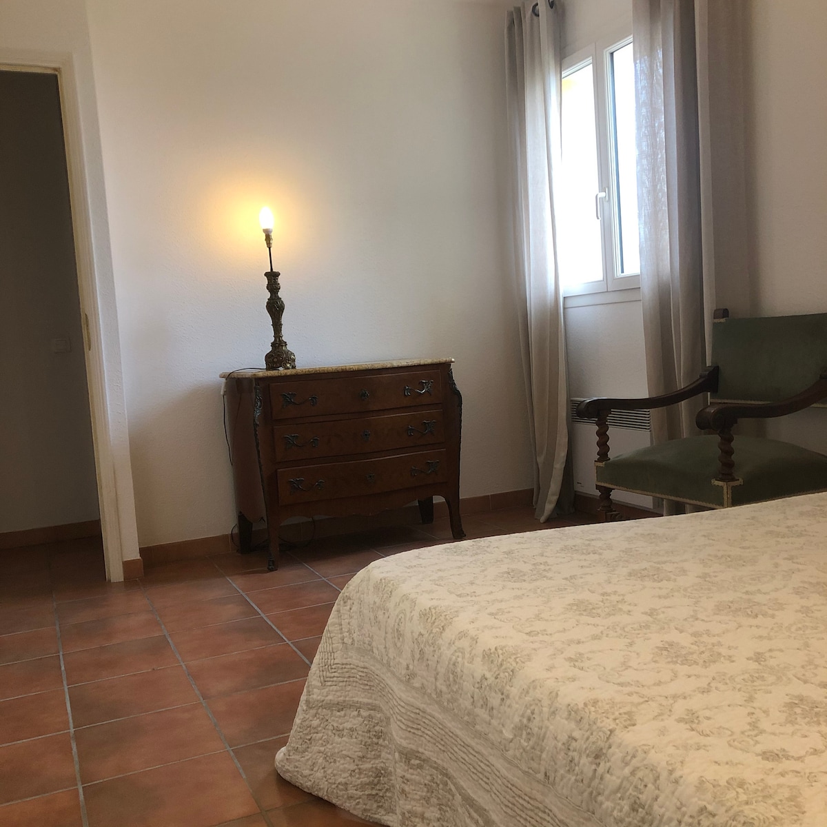 غرفة نوم مزدوجة + سرير مفرد 