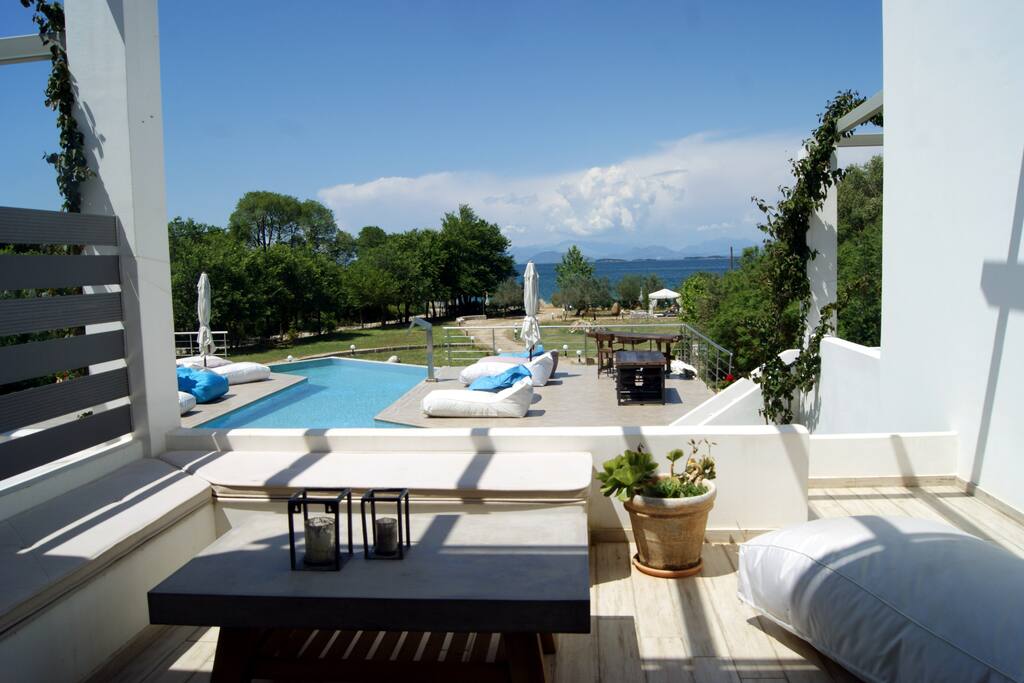 The private veranda with the sun beds and the sitting area
-
Η ιδιωτική βεράντα με τις ξαπλώστρες και το καθιστικό