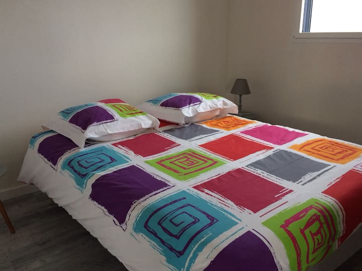 Втора спална соба на горниот кат (поглед кон село и море) со наместен плакар