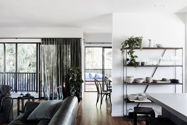 BYRON BAY BLACK – The Kingsley gallery image 5