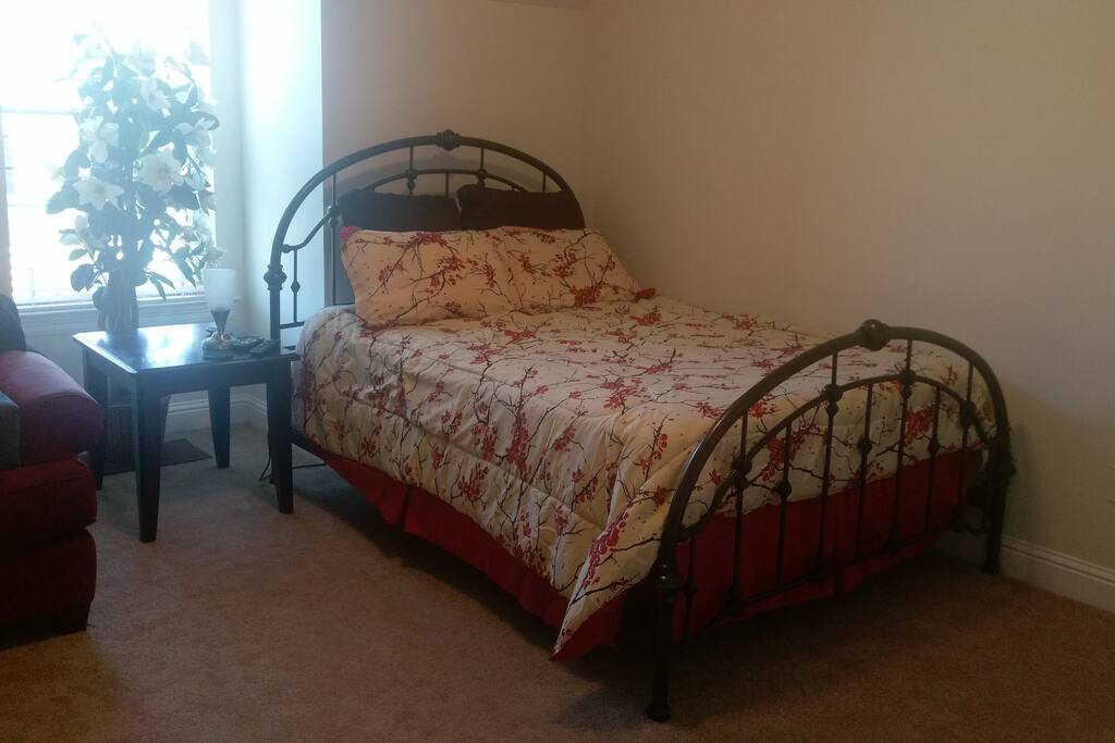Upstairs bedroom with queen sized bed, also provide roll away bed that can fit in this room as well, TV with Roku