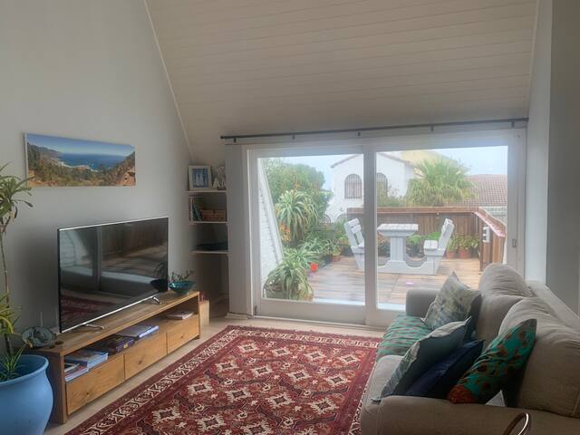 Light & spacious holiday home. Skip to the beach. gallery image 2