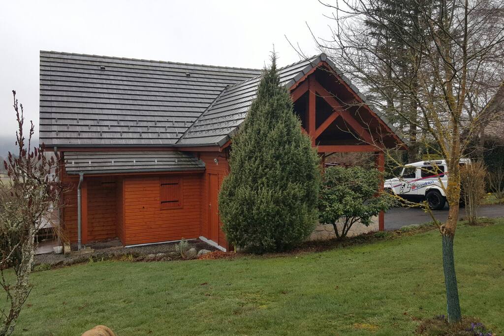 le chalet est situé sur un terrain de 1400 m2 arboré