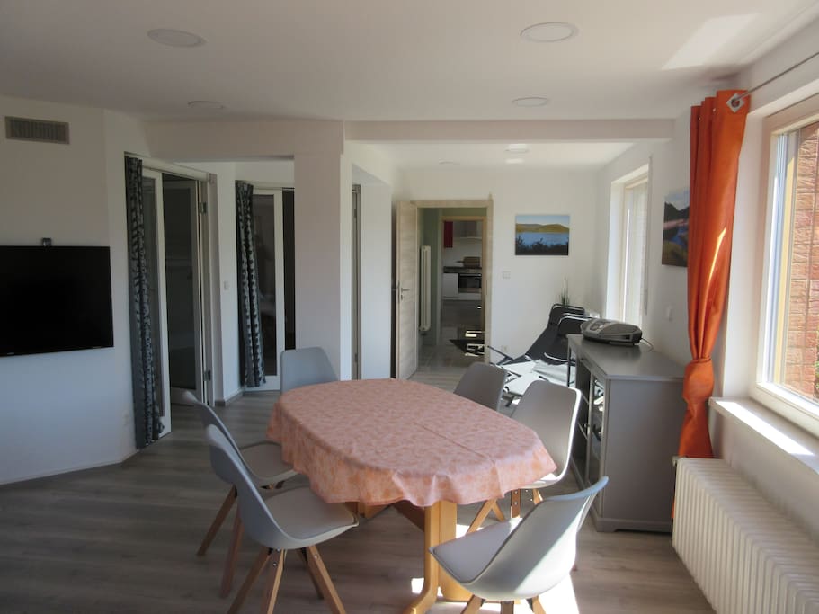 Wohnzimmer, Blickrichtung Schlafzimmer 1 und Küche
