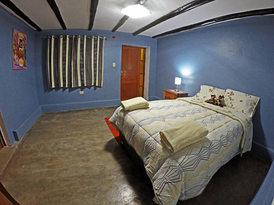 Habitación matrimonial con baño privado