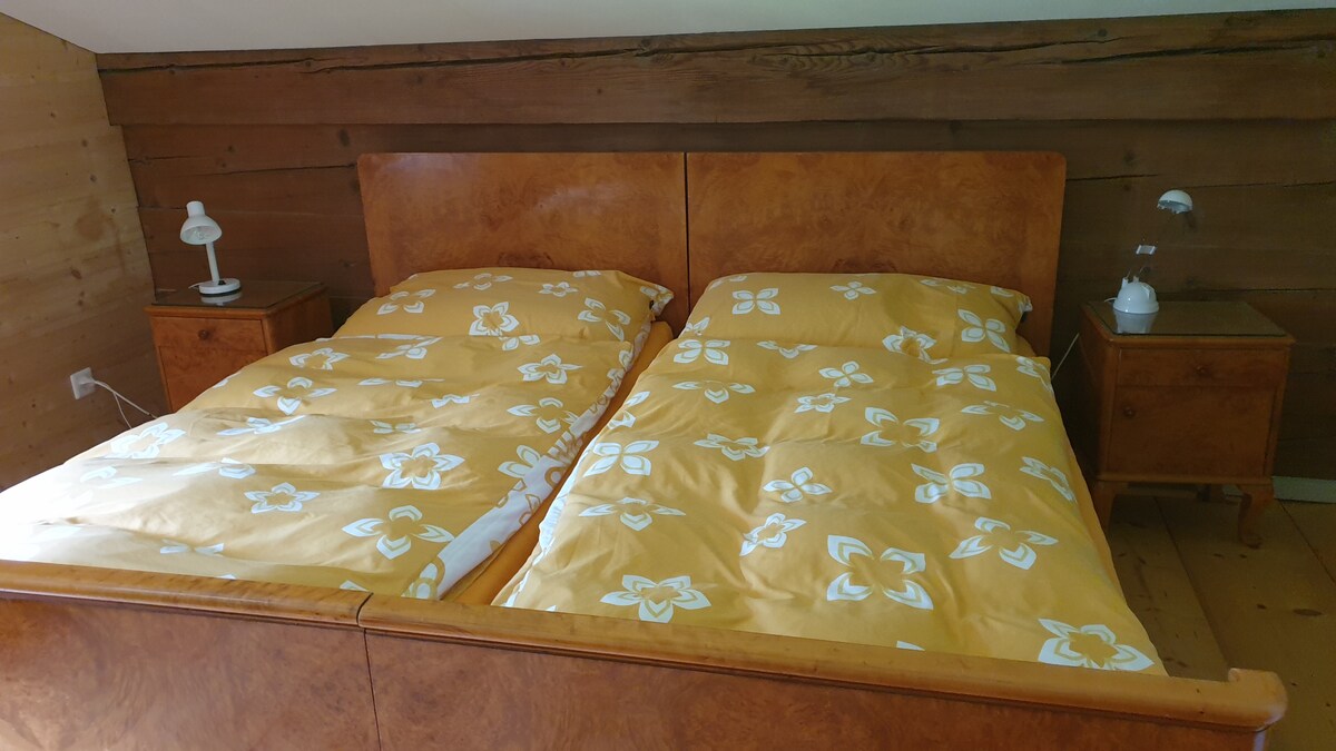 ห้องนอนผู้ปกครองในห้องใต้หลังคา