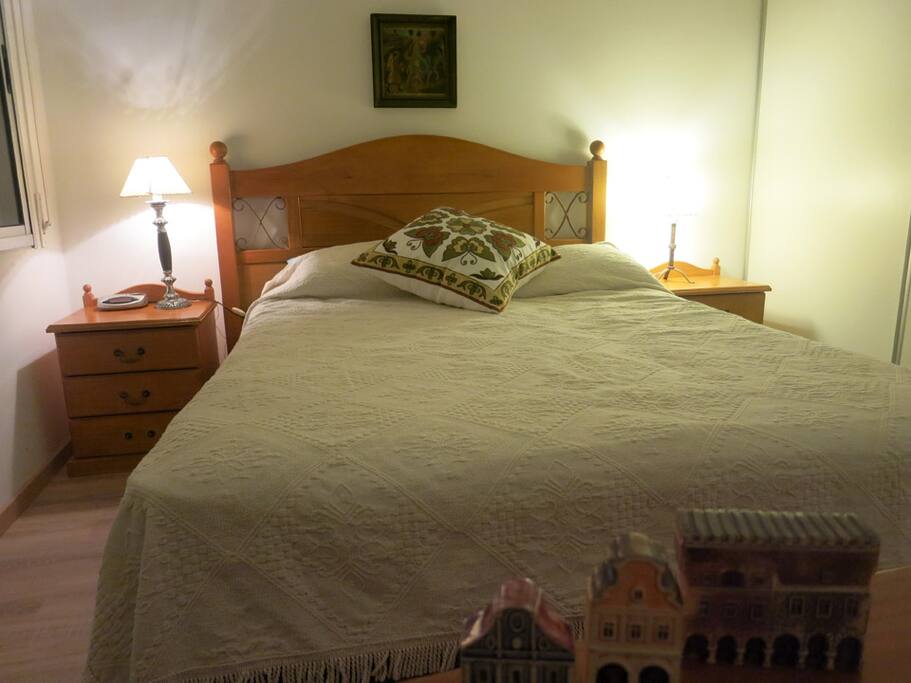 De noche o de dìa la vista desde la cama queen es muy buena