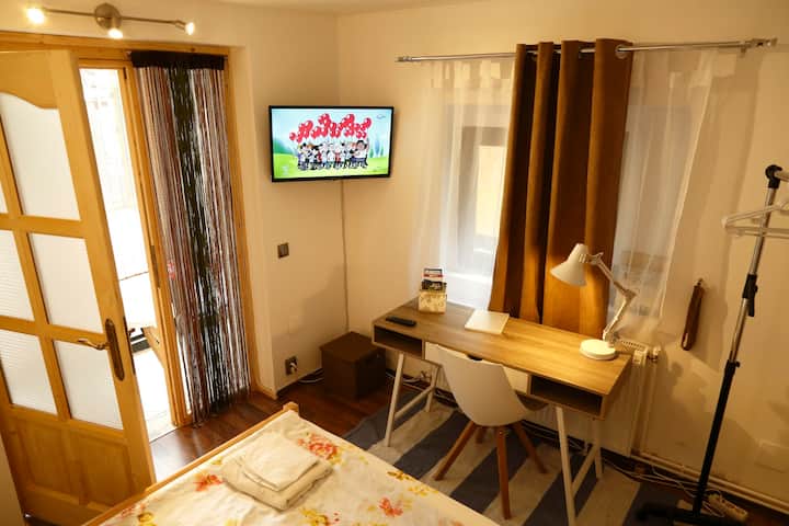 Maple room (2st room)
With a king size bed, a desk with chair, cable TV,  hangers, few books, tourist leaflets, a desk lamp and other accessories.