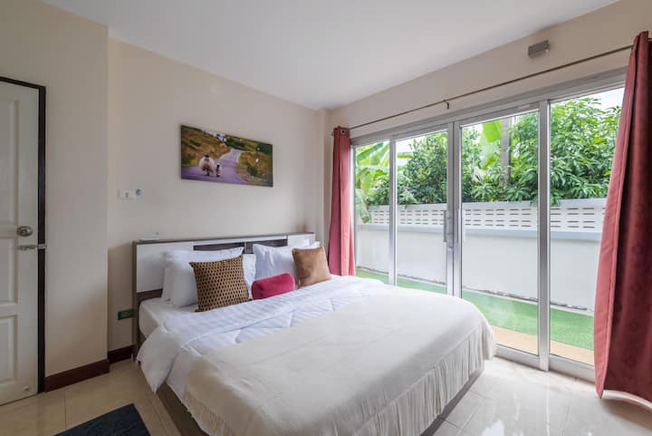 ①①① 1st Floor ①①①
【 Bedroom 2】 
The white wall bedroom with garden view.Double Bedded Room with 1 double bed can sleep 2 people sleep together. and a large wardrobe.