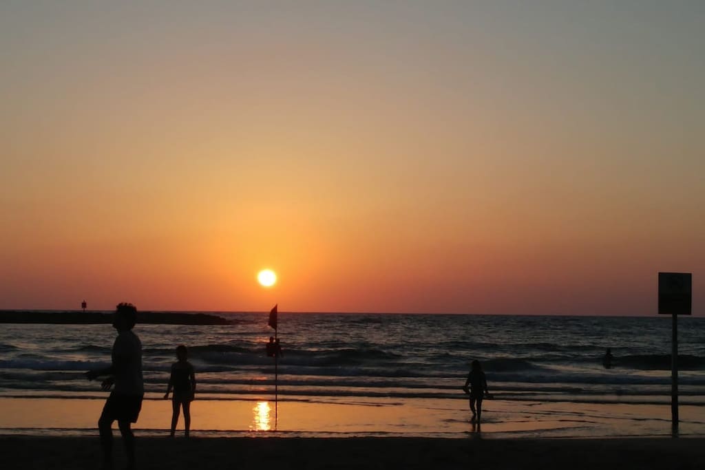 3 min walk to the amazing TLV romantic sunsets