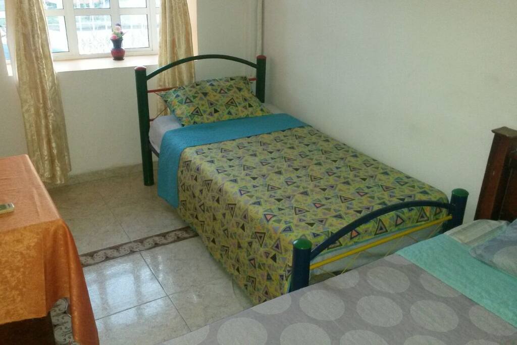 contaras con dos camas para que tengas un descanso placentero, ademas de una entrada totalmente independiente para que puedas entrar y salir de casa sin complicaciones.