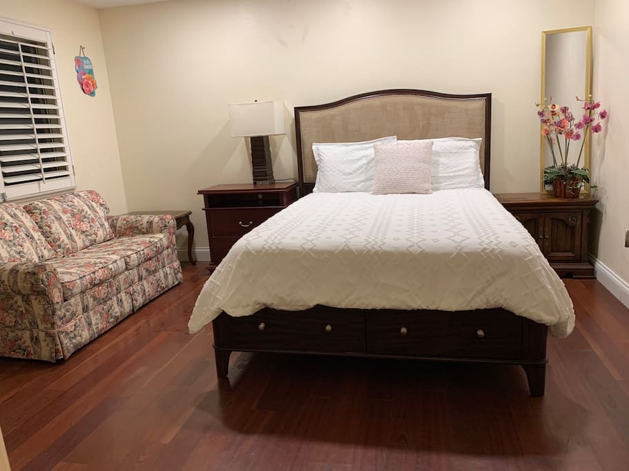 Big cozy room ( 180 square feet)