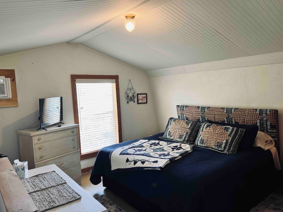 Cama king y baño arriba. 