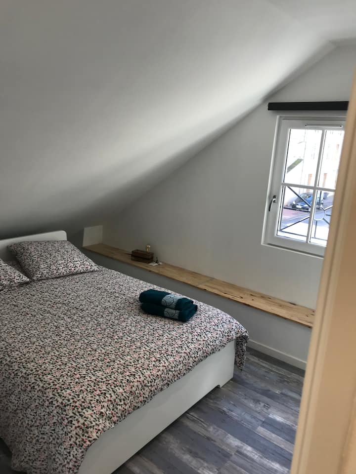 سرير مزدوج بغرفة نوم أولى