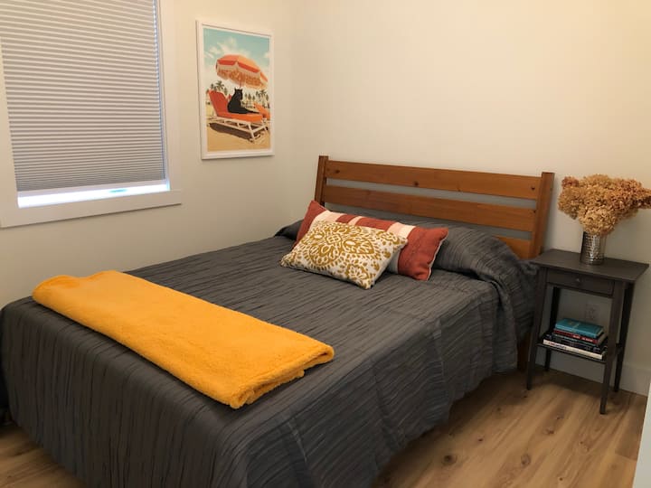 Საძინებელი №1: დედოფლის ზომის კომფორტი  და კარადა.