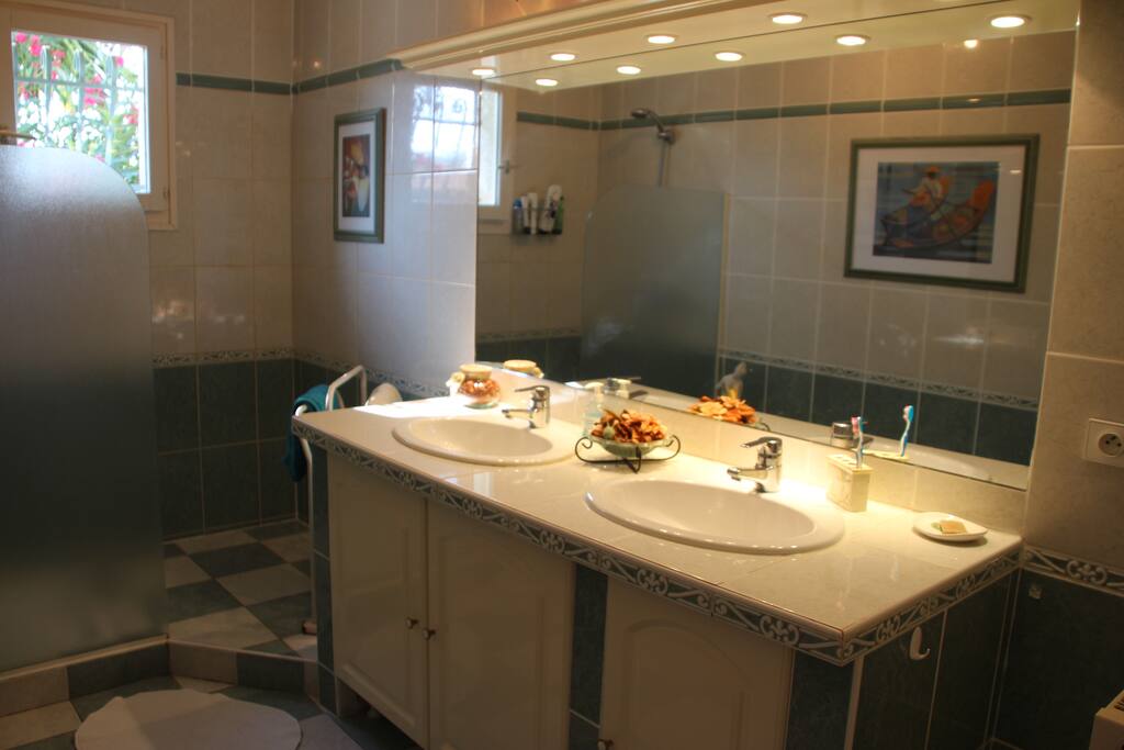 Salle d'eau privative
WC privatifs séparés
