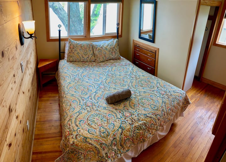 Chalupa spálňa 1 veľká manželská posteľ