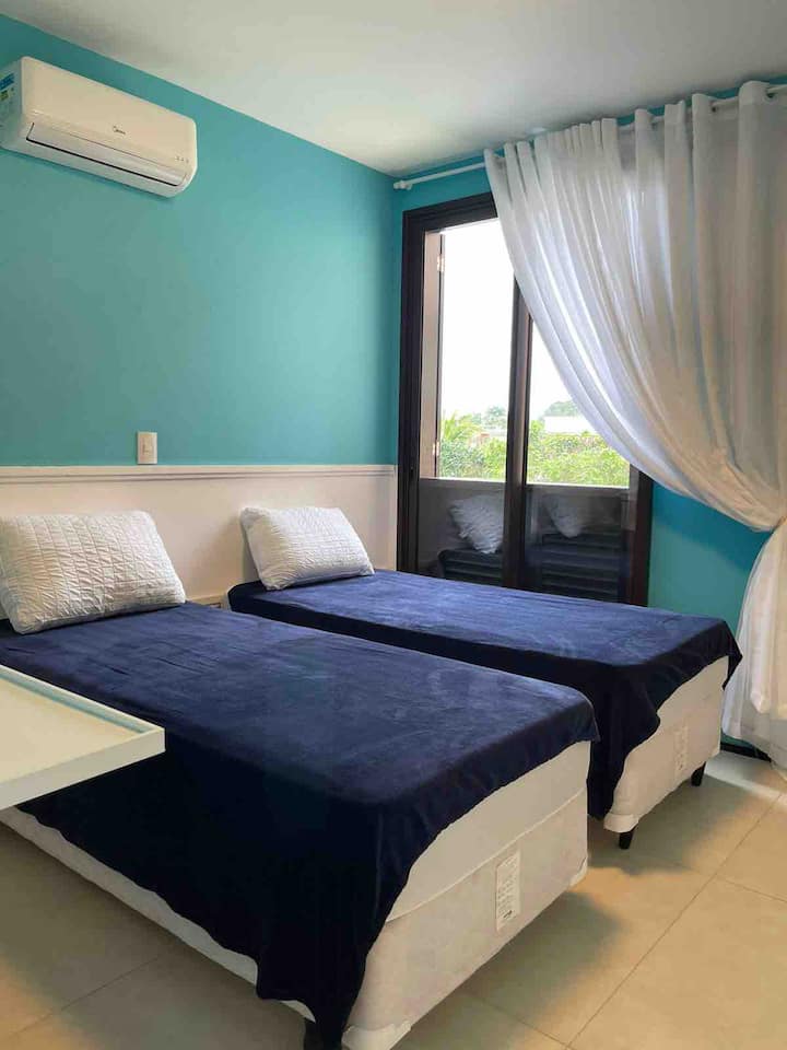 מיטות ומזרנים שנועדו להיות מחוברים למיטת קווין סייז נוחה. אנחנו מתעלמים מה"שינוי ".
בחדר הזה יש גם מיטת עזר.