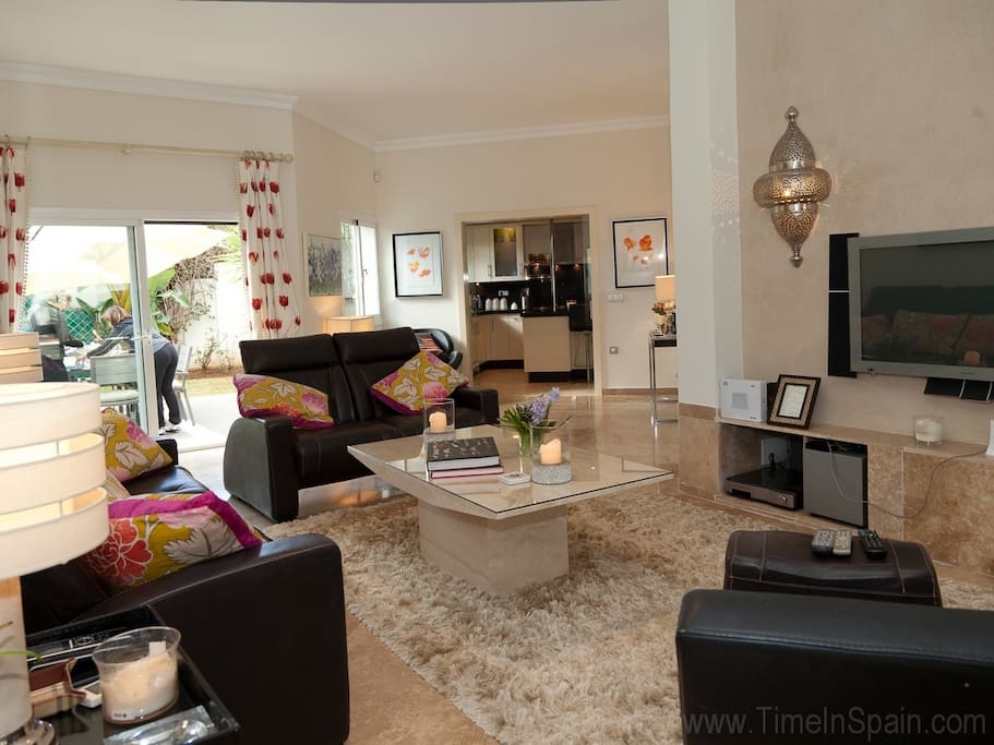 Lounge with flatscreen tv