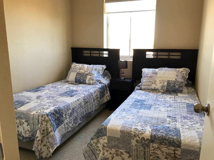 Quarto 2, duas camas de 1 lugar, inclui armário.