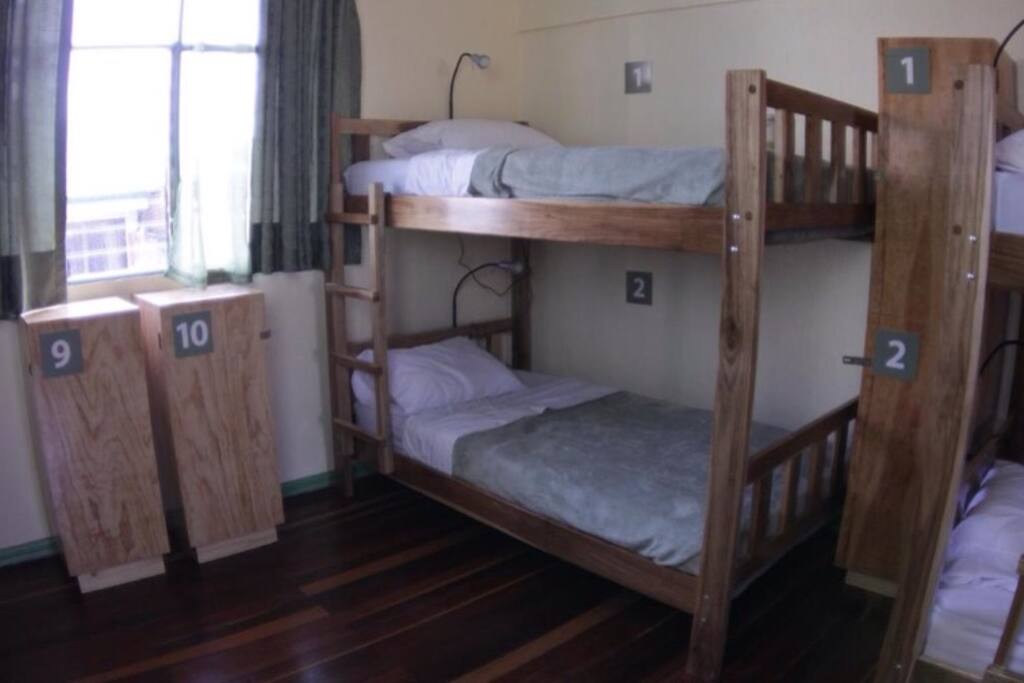 Dormitorio con 5 camarotes