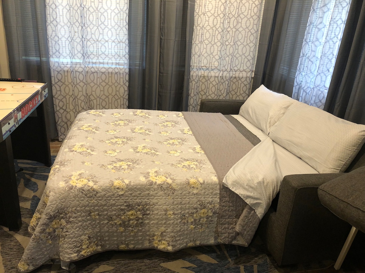 Диванът е сгънат в двойно легло в игралната зала/ 4 - та спалня.