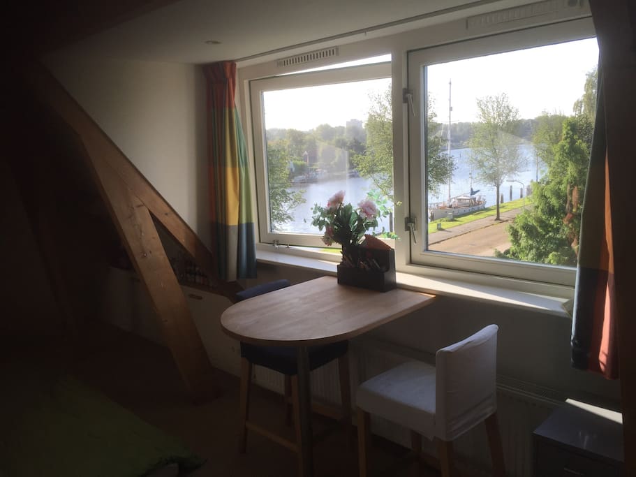 De kamer met werkplek met uniek uitzicht over het Spaarne