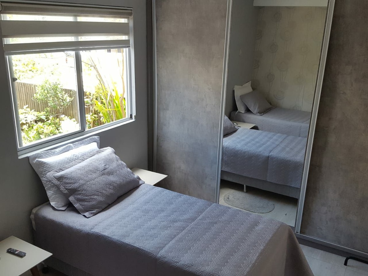 Леглата са тип кутия и могат да бъдат съединени, за да образуват двойно легло с размери 1,80 x 210 м