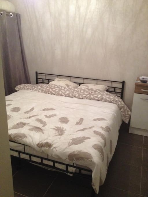 King size bed : 2mx2m