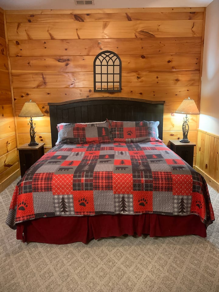 غرفة نوم بمستوى منخفض مع سرير بمقاس كبير